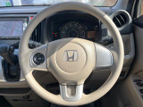 インテリアに合わせたデザインのステアリングは、運転される方のことも考え、運転しやすい形状、大きさです。是非一度、実際に触ってお確かめください。