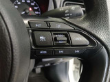 ステアリングには運転中でも簡単に操作できる各種スイッチついてます