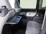 後席には折り畳み式のテーブルが備わっています。車内での軽食のときに便利ですね。