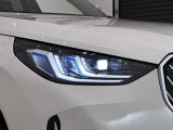 アダプティブLEDヘッドライトはステアリングを切った方向を照らします。