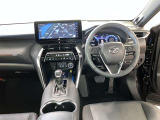 運転席周りのレイアウトをご覧ください。ナビゲーションが綺麗に装着されすっきり収まってますね!