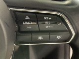 【マツダ・レーダー・クルーズ・コントロール(MRCC)】先行車との速度差や車間距離を認識し、設定した車速内で車間距離を自動で調整・維持することで、高速道路などでドライバーの負担を軽減します。
