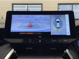 真上から見下ろしたような視点で車とその周囲を確認出来る画面と、車両後方を映し出すバックモニター画面の2つを表示してくれます。