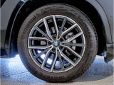 【BMWアロイホイル】軽量かつ強度に拘ったアロイホイル。走行性能ポテンシャルを引き出す設計。車の足元を引き締めてくれる大きなポイントはアロイホイルです。