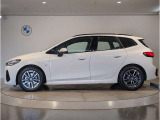 BMWではロングホイールベースの採用をしており、すべての車種に適用され、走行中の安定感の向上されております。また室内空間の広さにも貢献しております。