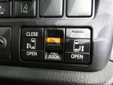 電動スライドドアのスイッチ付です。車内からもスイッチひとつで楽にドアの開閉が可能です。電動なので開閉時に力を使う必要がなく、半ドアになることもありません!