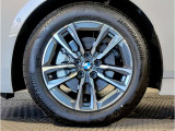 BMWの純正アロイホイールは軽量かつ強度にも優れているホイールで走行性能を引き上げる設計になっております。足元にもBMWは妥協がなくこだわっている個所になります。