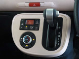 車内を快適に、オートエアコンを装備しています。