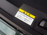 トランクイージークローザー搭載で軽い力で車を傷めることなく開閉可能です♪