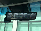 【デジタルインナーミラー(トヨタ)】車両後方カメラの映像をルームミラーに映すことが出来ます。 そのため、後席に人や荷物があって後方が見えづらい場合でもしっかり視界を確保することが出来ます。
