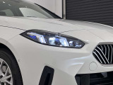 アダプティブLEDヘッドライトはステアリングを切った方向を照らします。