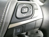 ステアリングには、メーター内インフォーメーションディスプレイの操作が、運転中でも目線をそらさずできます。