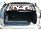 車体構造の見直しや、新型パワーリヤゲートの採用により、荷室幅および荷室開口部を拡大。サイズの大きな荷物の出し入れがしやすくなっております。
