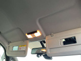 後席に3人乗車や荷物が多い時でも、後方が見られるインテリジェントルームミラー