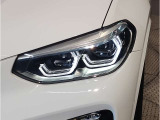 BMWの伝統の丸目4灯ヘッドライトでございます。LEDライトで視認性もよく明るく安全性の向上につながります。