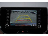 【バックモニター】 後退時に車両の後ろ側を表示します。車庫入れなどでバックする際に安心です。