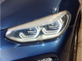 【LEDヘッドライト】先進のLEDテクノロジーを採用。放射される白色光の周波特性は太陽光に近く、バイキセノン・ヘッドライトを上回るコントラストで更に明るく輝きます!