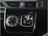 スマートキー付きです。スマートキーとは鍵を車に差し込まなくても、ドアノブを触ったりするだけで、ドアロックを解錠できます。これが凄く便利なんですよ。