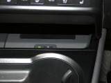 【ワイヤレス充電】スマートフォンを置くだけで充電が可能です。ケーブルの抜き差しや探す必要もないので運転に集中できます。