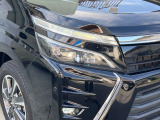 【LEDヘッドライト】悪天候や夜間走行時も良好な視界を確保し安心して運転できる高輝度LEDヘッドライトを装備!点灯速度が早く、消費電力も抑えられています。