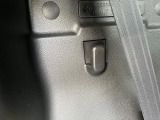 荷室にも便利なショッピングフックがあります。