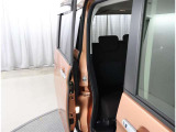 両側パワースライドドア付きだから、狭い駐車スペースなどでの 乗り降りラクラク!小さなお子さまのいるご家庭には嬉しい装備。