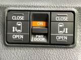 【両側パワースライドドア】スマートキーや運転席のスイッチで後席両側スライドドアの開閉が可能♪電動だから力を入れてドアを開ける必要が無く、小さなお子様でも簡単に開け閉めでき快適です♪