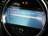 iPhoneを接続するとナビや音楽、メッセージが車載画面に表示。Siri対応で音声操作も可能。手元を使わず安全に、便利で快適なドライブをサポートします。
