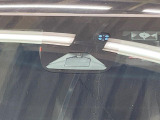 【ホンダセンシング】走行中に前方の車両等を認識し、衝突しそうな時は警報とブレーキで衝突回避と被害軽減をアシスト。より安全にドライブをお楽しみいただけます。