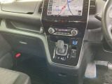 駐車ブレーキは電動式です。オートホールド機能付きで便利ですね