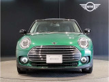 MINIのフロントグリルのデザインはイギリスで生まれた当初から、シルバーのサイドバーが折り重なった伝統的なデザインで御座います。その伝統はBMWのお車になってからでも少しずつ形を変えて守られております