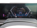 ◆インスツルメント・パネルのエレガントなデザインは、BMW特有の水平ラインで構成され、室内空間に端正な印象をもたらします。人間工学に基づいてレイアウトされた重要な操作系統は、直観的な操作が可能です◆