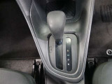 CVT(無段変速機)ならではのスムーズなシフト操作で、発進から加速までストレスフリー。街乗りでも高速走行でも、違和感なく自然なドライブが楽しめます