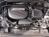 【BMWエンジン】革新的なガソリン・エンジン・テクノロジーによる高性能かつ高効率。レスポンスの良いパワーを発揮。常にスムーズな吸気を実現しアクセル開度にダイレクトに反応しドライビングを楽しく演出。