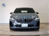 【BMWの伝統】BMWの特徴的な&ldquo;キドニーグリル&rdquo;は、80年以上続く伝統の形でございます。変わらないこだわりのデザインが、プレミアムブランド&ldquo;BMW&rdquo;を創り出します。