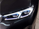 【LEDヘッドライト】先進のLEDテクノロジーを採用。放射される白色光の周波特性は太陽光に近く、バイキセノン・ヘッドライトを上回るコントラストで更に明るく輝きます!