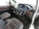 シンプルで使いやすいデザインの運転席です。