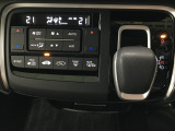オートエアコンは左右席で独立温度コントロールが可能です。運転席はキンキンに冷やして助手席はマイルドにと言った設定が可能です。暑さ寒さでケンカすることもなくなりますね。
