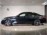 【拘りのFR】BMWが多く採用するFR車。ダイレクトでスポーティな加速感・シャープなハンドリングを実現。縦置きエンジンレイアウトにより、フラットで上質な乗り味です。