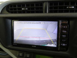 バックガイドモニター付き。車両後方の映像をナビ画面に表示し、駐車などの後退操作をサポートします。