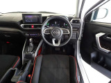 革巻きステアリングで快適な操作性の運転席です。