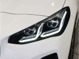 BMWの伝統の丸目4灯ヘッドライトでございます。LEDライトで視認性もよく明るく安全性の向上につながります。