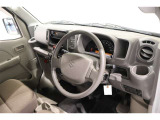 運転席から見たインパネ周りです。シートからはメーターはもちろん、広く周りを見渡せるフロントウィンド&インパネはリラックスして運転に集中することが出来ます!