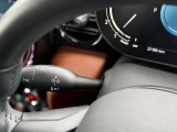 輸入車のため、ウィンカーレバーとワイパーレバーの配置は国産車と左右が逆となります。操作に慣れるまでは違和感がありますが、使用を重ねることで自然に扱えるようになります。