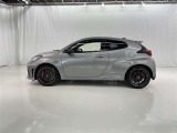 モータースポーツにて勝つためのデザインを追及。そのため、ベースはヤリスでも細部まで軽量化や機能性の強化が図られています。