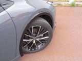 タイヤサイズは195/50R19です。純正アルミホイール装着です。
