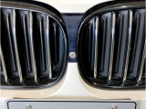 【キドニーグリル】BMWは約90年もの間、ほぼ全ての車両にひと目でBMWだと分かるこの特徴的なフロントグリルが備えられ、デザイン・アイコンとして親しまれてきました。