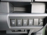 〈VSC〉は、車両の横滑りをセンサーが検知すると、4輪それぞれのブレーキの力とエンジンの出力を自動的に制御し、車両の安定性を確保します!