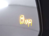 隣車線を走る車両をレーダーで検知し、ドアミラーでは確認しにくい後側方エリアに存在する車両に加え、急接近してくる車両も検知します。車両を検知するとドアミラーに搭載されたLEDインジケーターが点灯します。