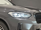 アダプティブLEDヘッドライトはステアリングを切った方向を照らします。